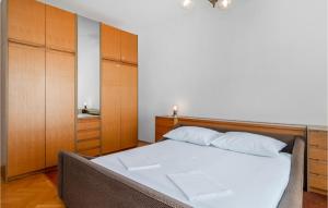 Ліжко або ліжка в номері Cozy Apartment In Smrika With Wifi