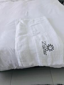 un primer plano de una manta blanca en una cama en Zindiza Guesthouse en Witbank