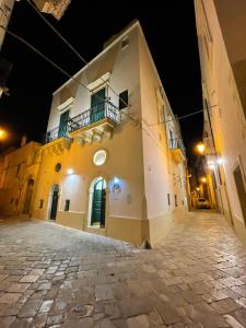 un edificio por la noche con una calle adoquinada en B&B DAMAPAGA Palazzo GRAPPA, en Galatina