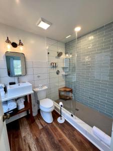 uma casa de banho com um WC, um lavatório e um chuveiro em The Porch on Frances Inn - Adults Exclusive em Key West