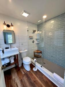 A bathroom at The Porch on Frances Inn - Adults Exclusive