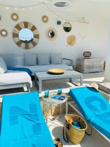 ein Wohnzimmer mit blauen Sofas und einem Tisch in der Unterkunft Villa Lemony in Maslinica