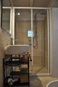 Un baño con ducha y lavabo blanco. en Liolà's Home, en Noto 23 fotos más