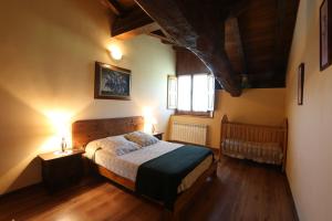 1 dormitorio con 1 cama y 2 luces en 2 mesas en Apaiolarre, en Zuaztoy de Azpilcueta