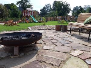 una hoguera en un patio con parque infantil en Landhaus Weserbergland - Elsa en Vahlbruch