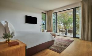 Montage Healdsburg客房内的一张或多张床位