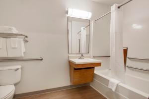 Koupelna v ubytování WoodSpring Suites Abilene
