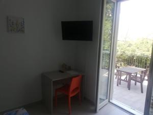 Televízia a/alebo spoločenská miestnosť v ubytovaní Villa Maria Cristina d'Amico