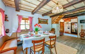 - une salle à manger avec une table et des chaises dans l'établissement Pet Friendly Home In Varazdin Breg With Jacuzzi, à Varaždin Breg