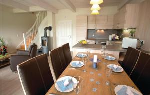 una mesa de madera con copas de vino en la cocina en Beautiful Home In Dagebll With 3 Bedrooms, Sauna And Wifi, en Dagebüll