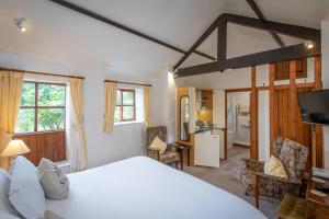 Postel nebo postele na pokoji v ubytování Rawcliffe House Farm Studios, Peaceful North York Moors Retreat