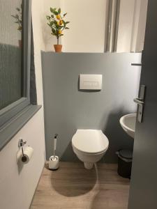 Bilik mandi di UrbanSuites - Modern & Zentral in der City - Dein Zuhause in Stuttgart +28 gambar