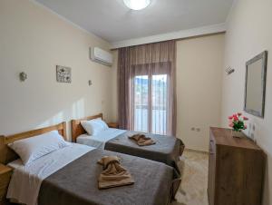 Postel nebo postele na pokoji v ubytování Tharenos home