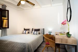 una camera con letto e scrivania di THE WALK INN apartments a Città di Rodi