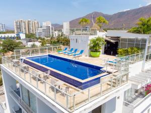 un balcone con piscina in cima a un edificio di Hotel Santorini Resort a Santa Marta