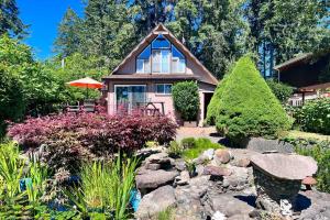 Zahrada ubytování Coastal Cabin with Puget Sound and Rainier Views!