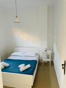 sypialnia z łóżkiem z dwoma ręcznikami w obiekcie Άκρη του κόσμου w mieście Samos