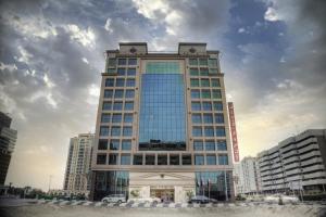 فندق موسكو في دبي: مبنى طويل وبه الكثير من النوافذ