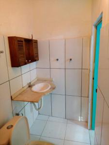 ein Badezimmer mit Waschbecken und Toilette in der Unterkunft Natural Do Rio Guesthouse in Rio de Janeiro