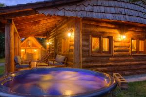 的住宿－Beskidzka Przystań，庭院内带热水浴池的小木屋