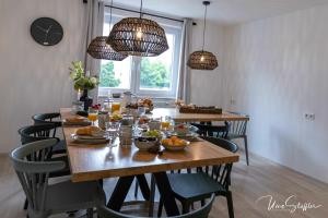 una mesa de comedor con comida y bebidas. en Sali Homes - GaesteHaus Lamm Obersulm, en Obersulm