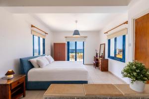 1 dormitorio con cama y vistas al océano en Diana Seaside Villas, en Pomos
