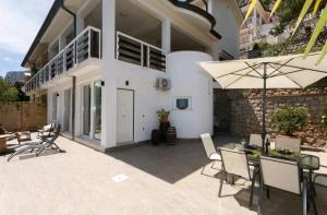 Balkón alebo terasa v ubytovaní Villa's apartment on the beach, swimming pool A/C