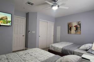 Un pat sau paturi într-o cameră la K - Fully remodeled and professionally decorated