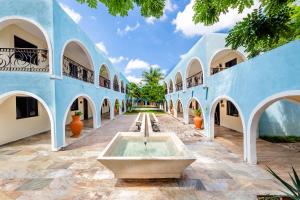 The swimming pool at or close to Hacienda Inn