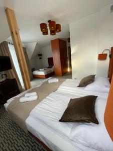 Кровать или кровати в номере KWARC Restauracja & Pokoje Hotelowe