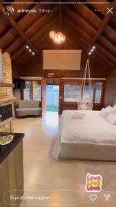 ein Schlafzimmer mit einem Bett und einem Sofa in einem Zimmer in der Unterkunft Chalé Miragem dos Canyons in Praia Grande