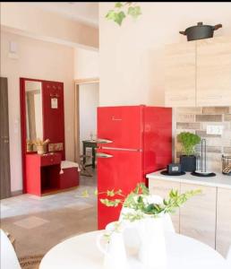 uma cozinha com armários vermelhos e um frigorífico vermelho em Boho Vibes em Arménoi