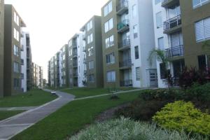 a walkway in front of some apartment buildings at Relájate o teletrabaja en lindo apto, 3 hab y WiFi in Villavicencio