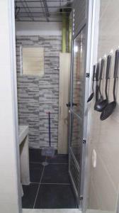 a hallway of a bathroom with a toilet in it at Relájate o teletrabaja en lindo apto, 3 hab y WiFi in Villavicencio