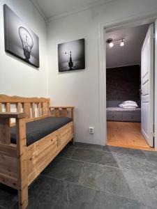 - une chambre avec un lit en bois et une chambre avec un lit dans l'établissement Villa Bergåsa, à Karlskrona