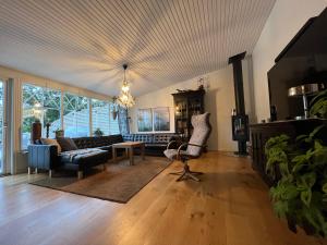 Villa Bergåsa في كارلسكرونا: غرفة معيشة مع أريكة وكراسي