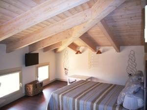 ein Schlafzimmer mit einem Bett in einem Zimmer mit Holzdecken in der Unterkunft La Finestra sul Porto in Cesenatico