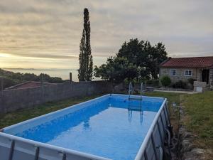 a swimming pool in the backyard of a house at A Casa do Río Bueu in Bueu