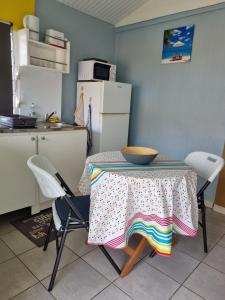 - une cuisine avec une table et un bol dans l'établissement Casabèlè, à Rivière-Salée