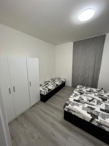 Postel nebo postele na pokoji v ubytování Moderný apartmán pri kúpalisku na Kurinci