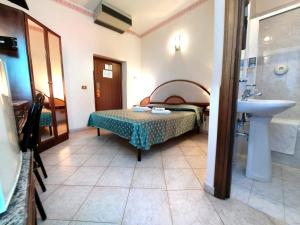 Postel nebo postele na pokoji v ubytování Cambridge Hotel