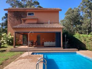 Bazén v ubytovaní Casa con encanto en Gondomar con piscina alebo v jeho blízkosti