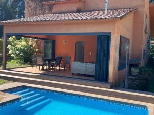 Bazén v ubytovaní Casa con encanto en Gondomar con piscina alebo v jeho blízkosti