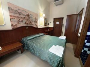 Postel nebo postele na pokoji v ubytování Cambridge Hotel