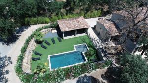 uma vista superior de uma casa com piscina em Villa Saona em Plan-de-la-Tour