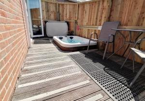 Fotografija v galeriji nastanitve Cypress Log Cabins Accommodation v mestu Godshill