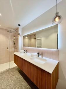 La salle de bains est pourvue de 2 lavabos et d'une douche. dans l'établissement Beautiful Days Duplex - center Spa, à Spa