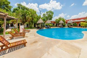 Swimming pool sa o malapit sa Hacienda Inn