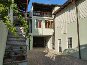 een extern uitzicht op een huis met een trap bij Corte Vezzola bilocale Emma in Puegnago