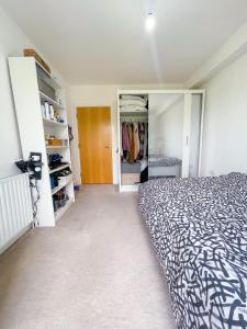 a bedroom with a bed and a closet at Cosy 1-bedroom apartment in Greater London in London